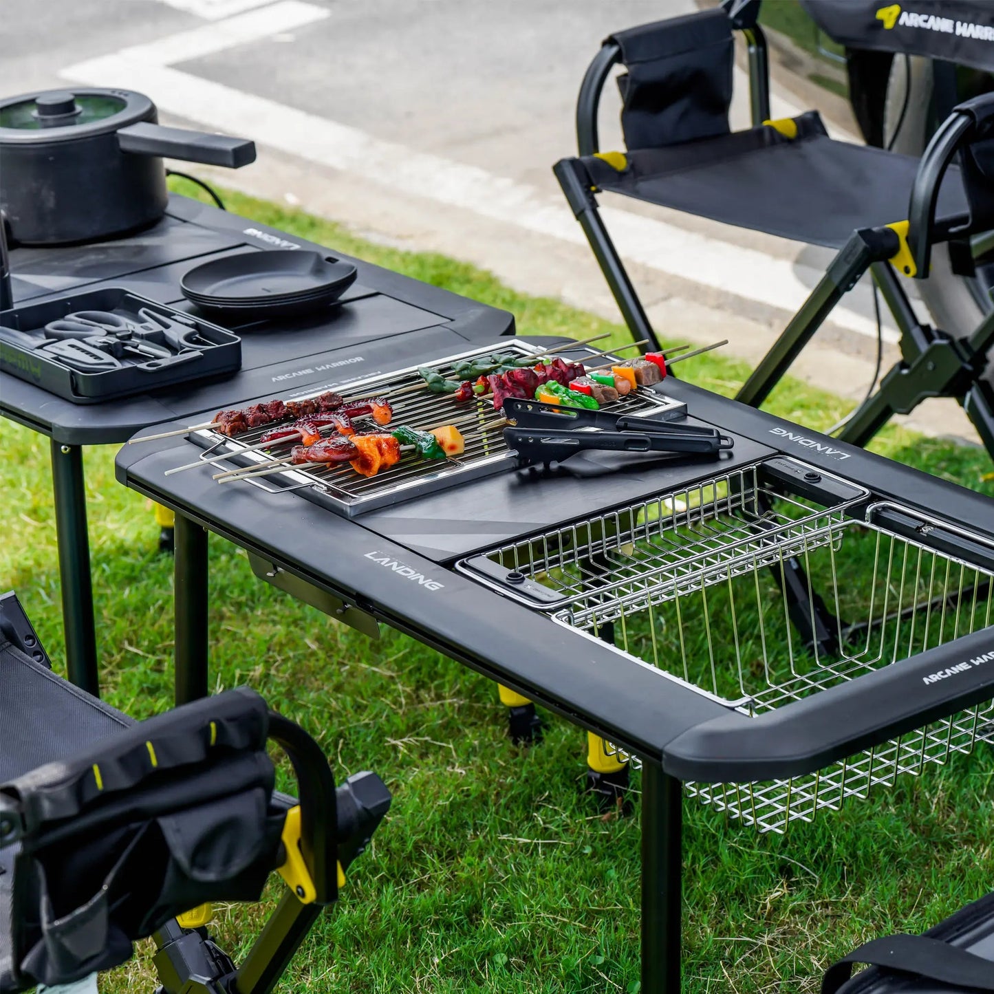 LANDING Magnetic Camping Table